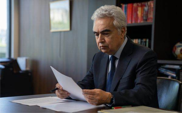 „Problema numărul unu nu mai este generarea, ci transportul. Investiţiile în infrastructura de transport şi distribuţie ar trebui să fie de patru ori mai mari decât cele în centralele electrice, dacă vrem un sector energetic durabil”, a spus Fatih Birol, directorul executiv al Agenţiei Internaţionale a Energiei. (Sursa foto: https://www.iea.org/) „Problema numărul unu nu mai este generarea, ci transportul. Investiţiile în infrastructura de transport şi distribuţie ar trebui să fie de patru ori mai mari decât cele în centralele electrice, dacă vrem un sector energetic durabil”, a spus Fatih Birol, directorul executiv al Agenţiei Internaţionale a Energiei. (Sursa foto: https://www.iea.org/)